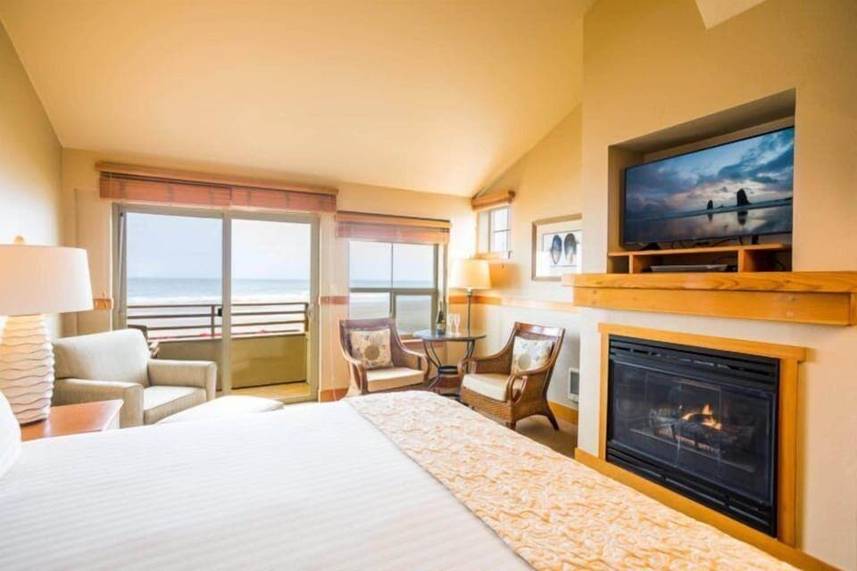 Ocean View Corner King Studio (Upper Floor North, Not Pet Friendly) | Premium bedding, iron/ironing board, free WiFi, bed sheets