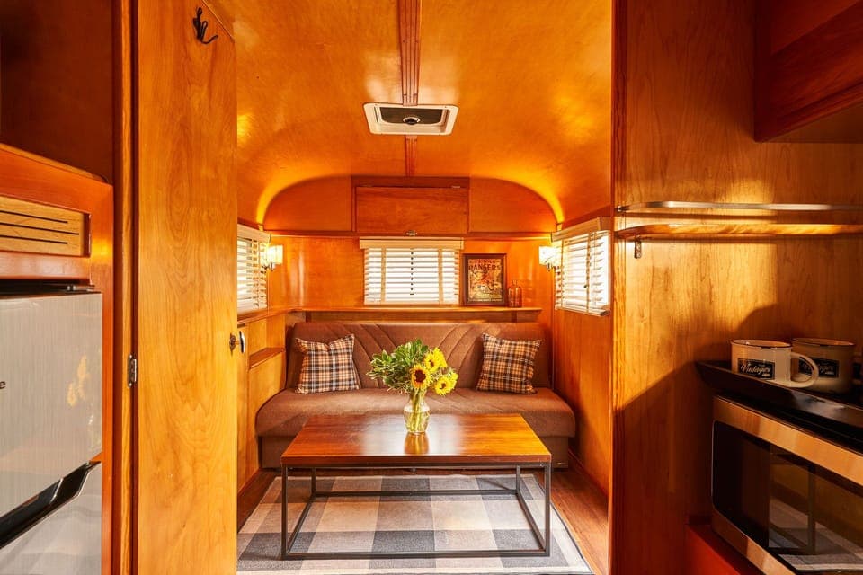 WST 1948 Westwood | Living room | 13-inch flat-screen TV with digital channels, TV, Netflix