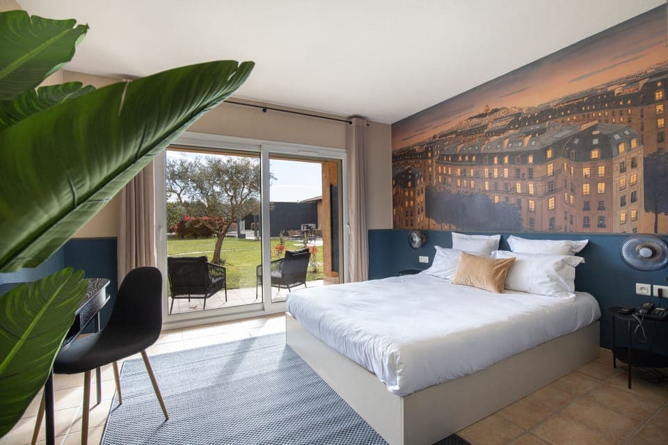 Premium bedding, desk, blackout drapes, soundproofing