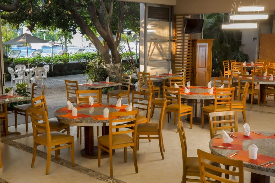 Breakfast, dinner and brunch served