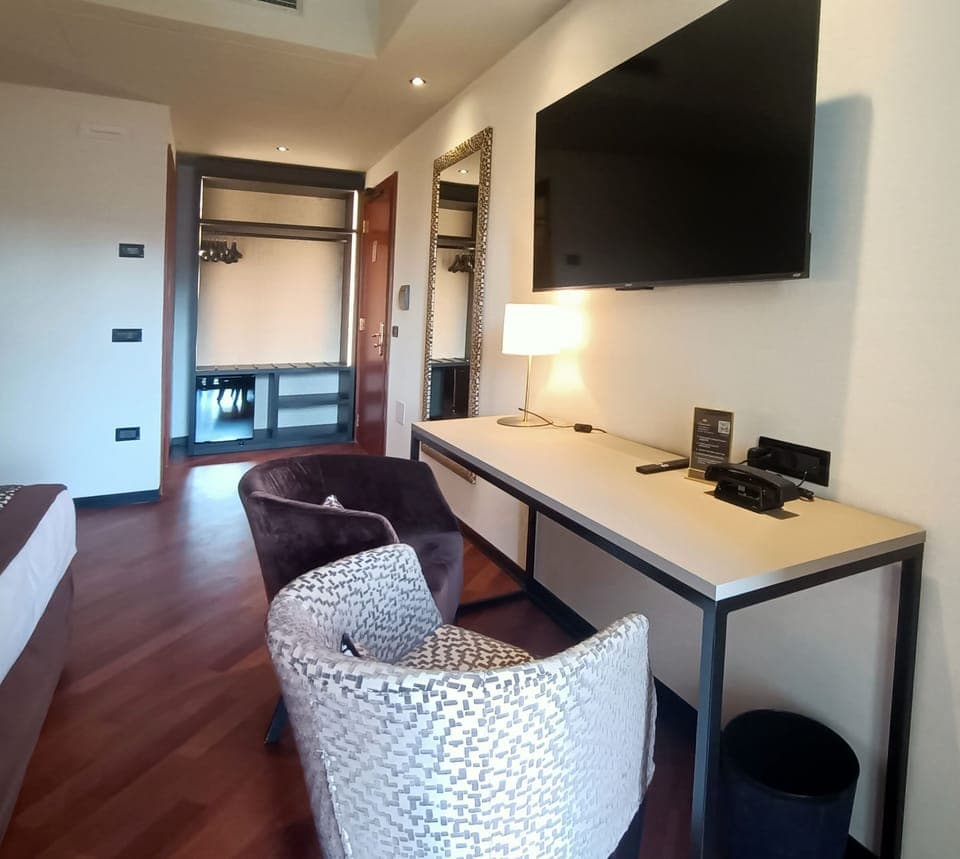 Deluxe Double Room | Down comforters, minibar, in-room safe, desk