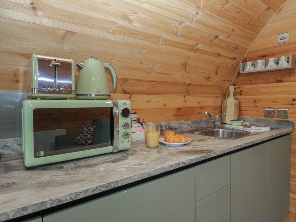 Cottage | Private kitchen | Fridge, electric kettle, toaster, cookware/dishes/utensils