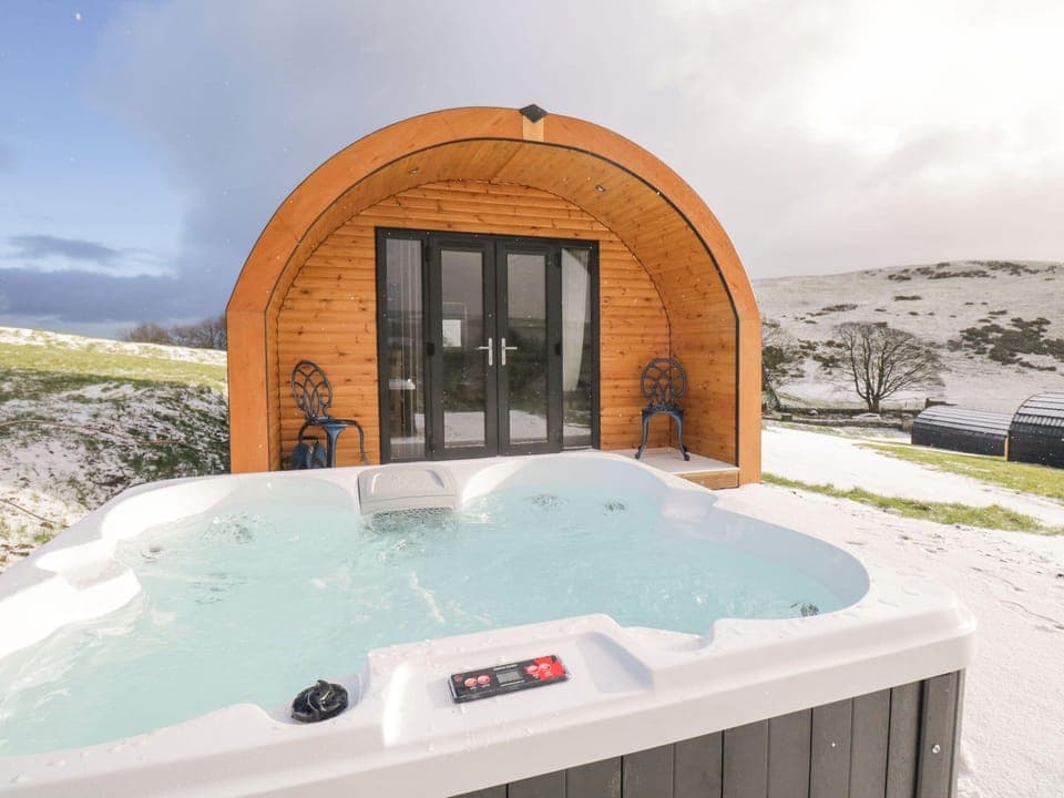 Cottage | Outdoor spa tub