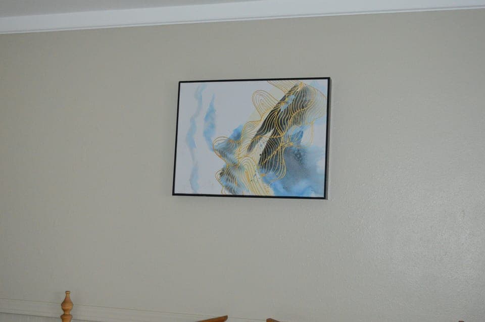 Standard Single Queen | Living area | 30-inch flat-screen TV with cable channels, TV