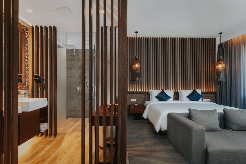 Deluxe Suite with Balcony | Bathroom | Rainfall showerhead, hair dryer, bathrobes, slippers