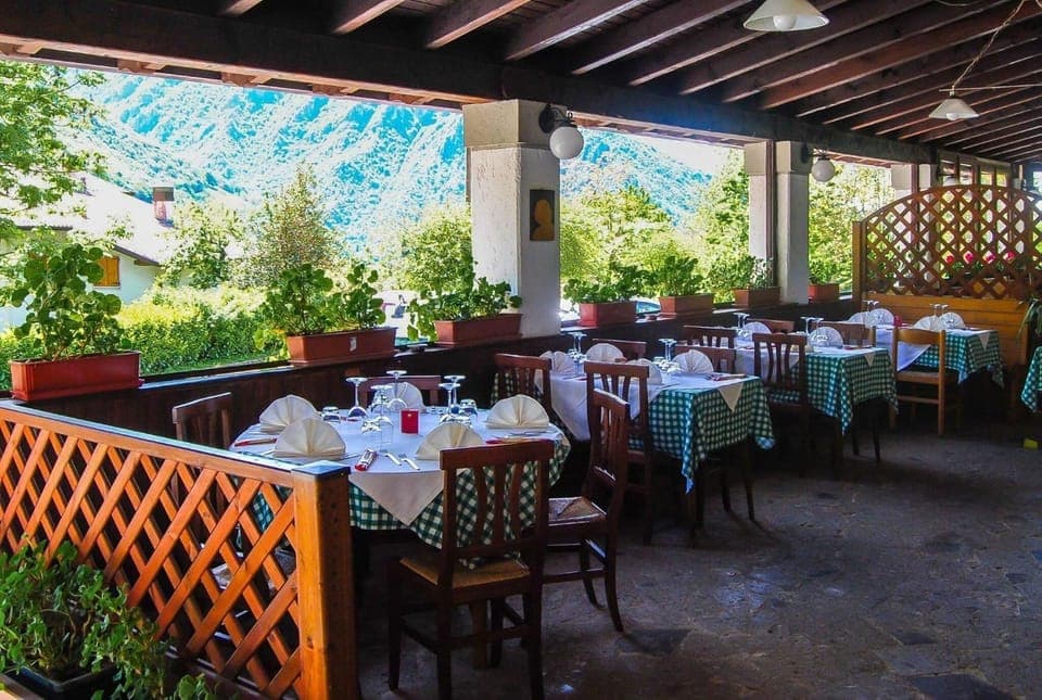 Lunch, dinner served; local cuisine, alfresco dining 