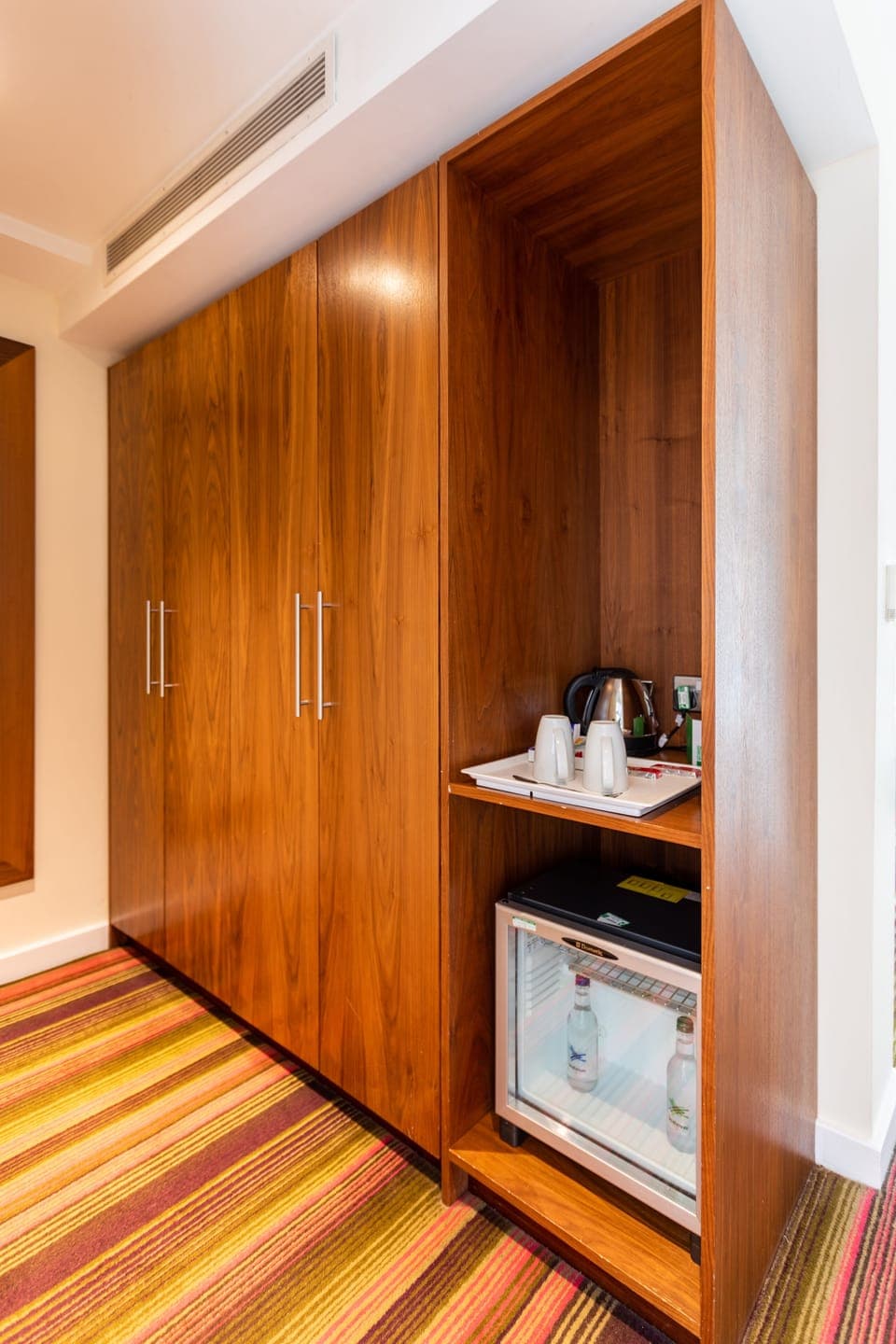 Standard Room, 2 Twin Beds | Hypo-allergenic bedding, in-room safe, desk, laptop workspace