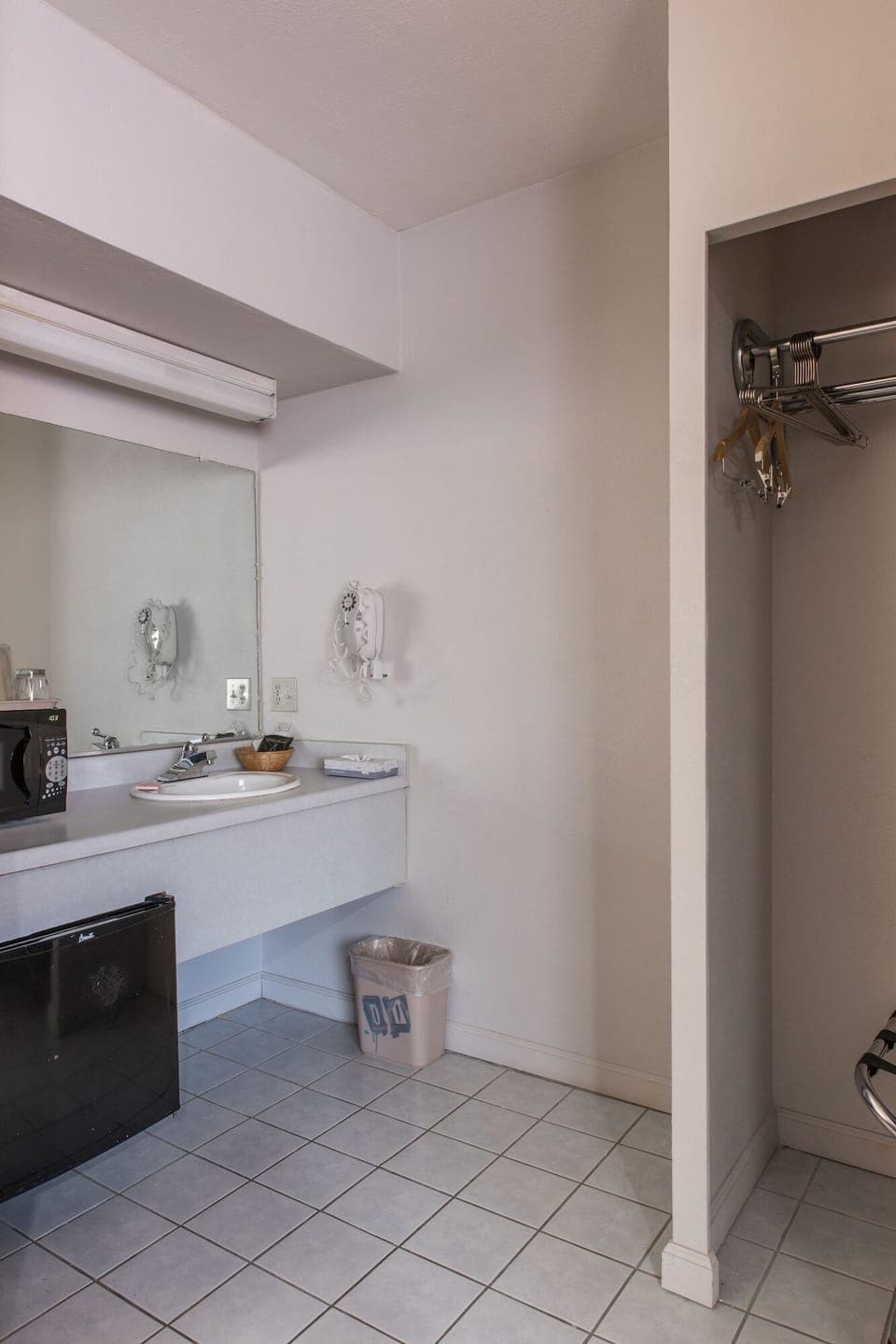 Combined shower/tub, free toiletries, hair dryer, towels