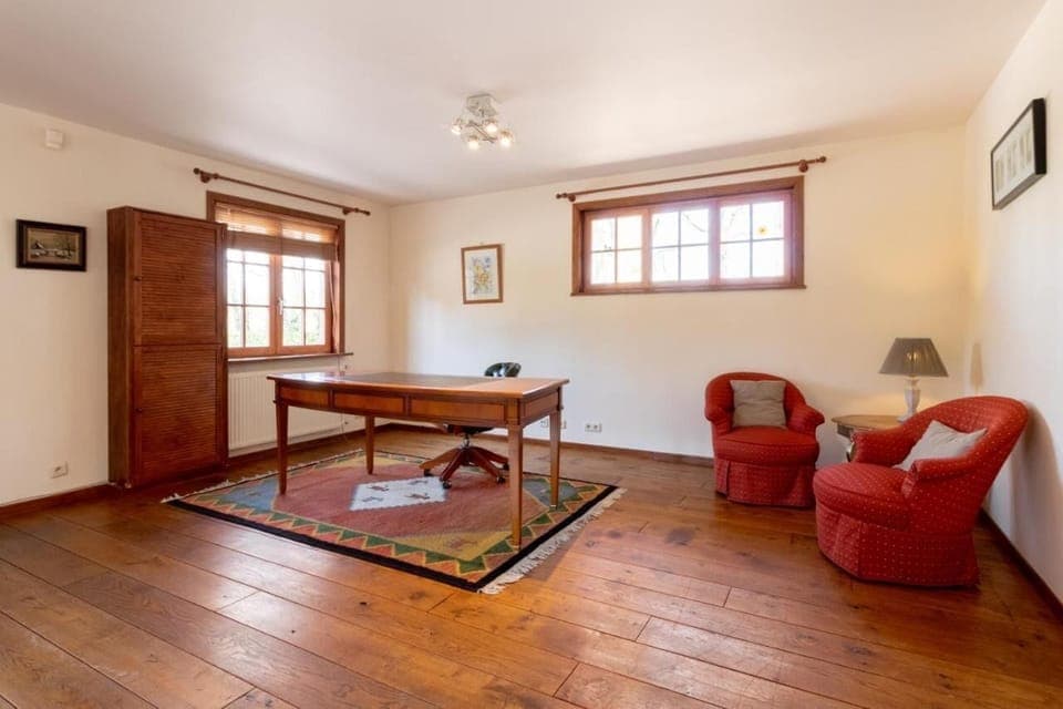 Family House, 2 Bedrooms | Living area | 45-cm Smart TV with digital channels, books