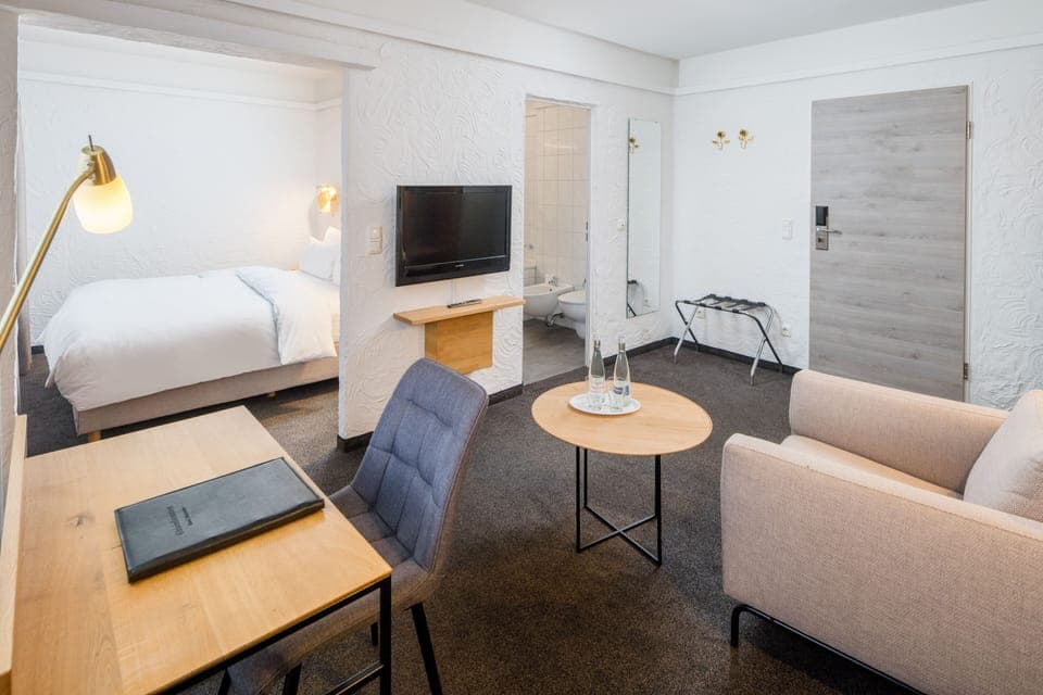 Comfort Room, 1 Queen Bed, City View (Larger Room) | Hypo-allergenic bedding, down comforters, desk, iron/ironing board