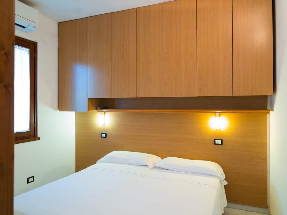 1 bedroom, bed sheets