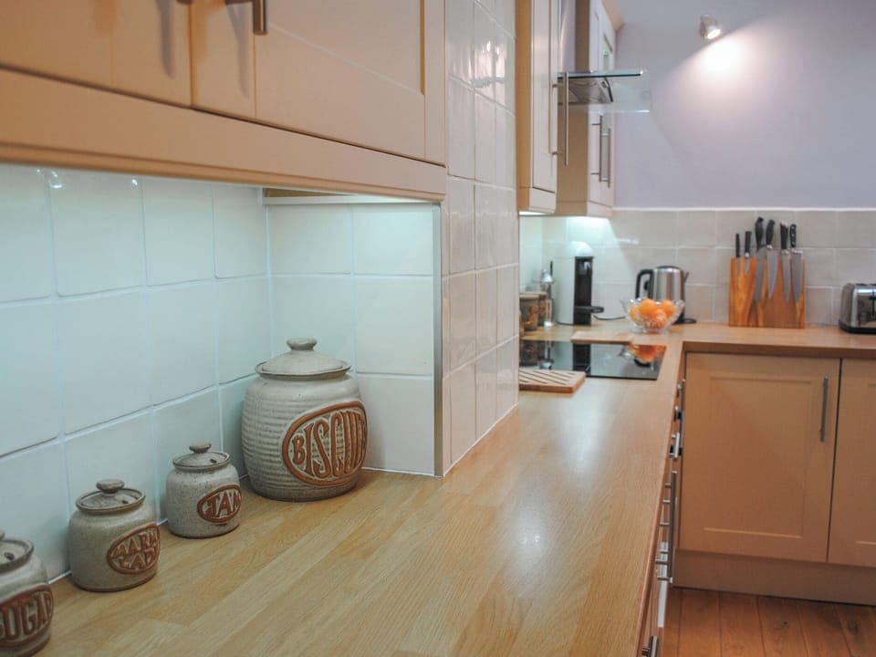 Cottage | Private kitchen | Dishwasher, cookware/dishes/utensils