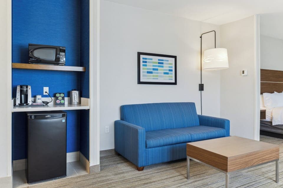 Standard Room, 1 King Bed | In-room safe, desk, blackout drapes, iron/ironing board