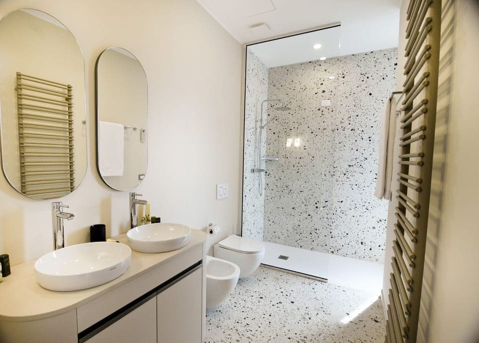 Shower, rainfall showerhead, free toiletries, hair dryer