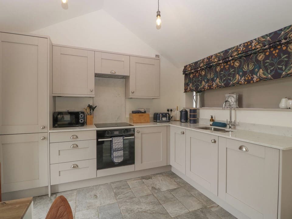Cottage | Private kitchen | Fridge, dishwasher, electric kettle, toaster