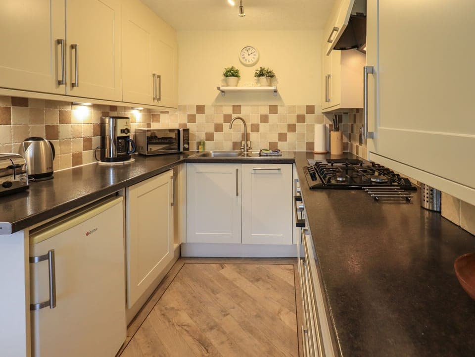 Cottage | Private kitchen | Fridge, dishwasher, electric kettle, toaster