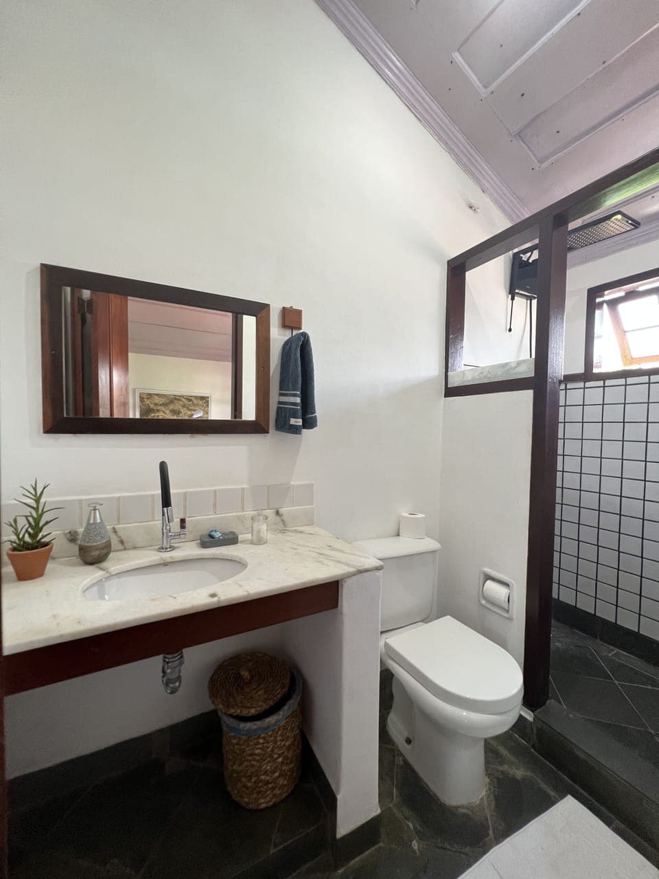 Exclusive Double Room | Bathroom | Shower, rainfall showerhead, free toiletries, hair dryer