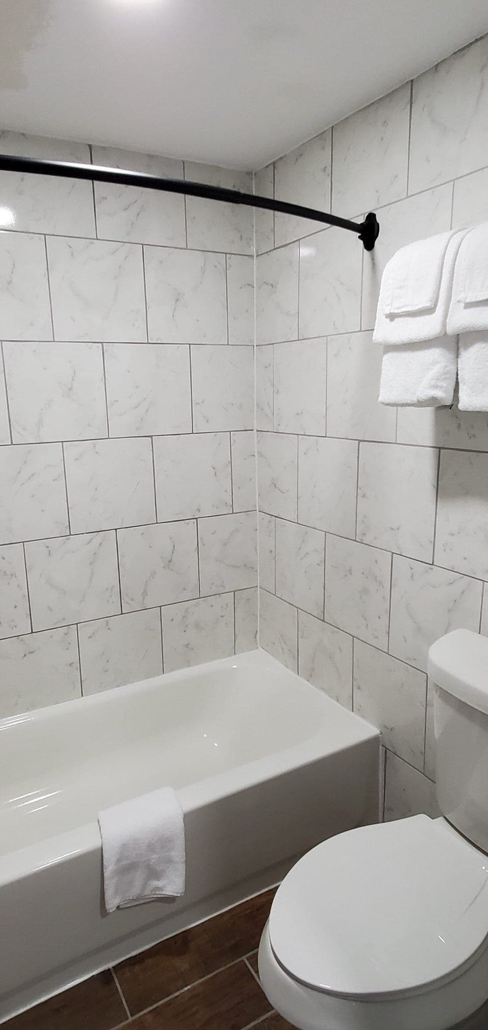 Combined shower/tub, free toiletries, towels