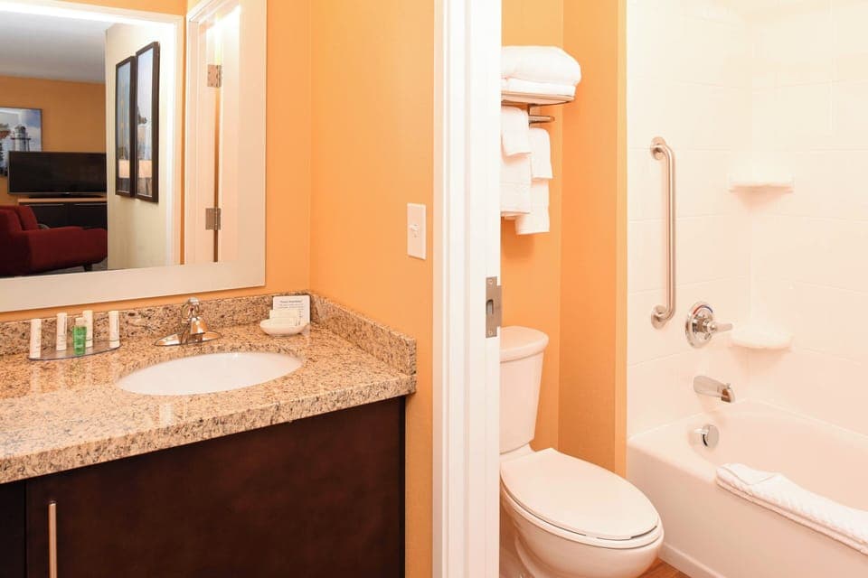 Combined shower/tub, hair dryer, towels