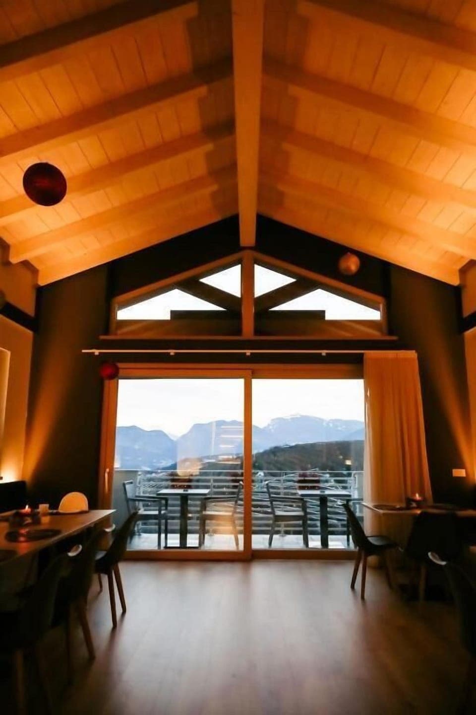 32-inch Smart TV with cable channels, TV, heated floors