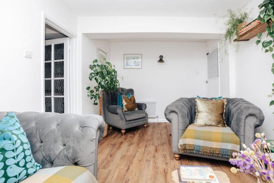 House | 3 bedrooms, desk