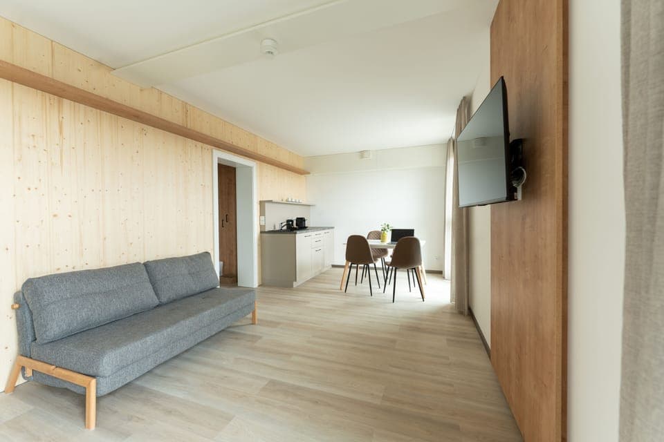 Studio | Desk, laptop workspace, soundproofing, free WiFi