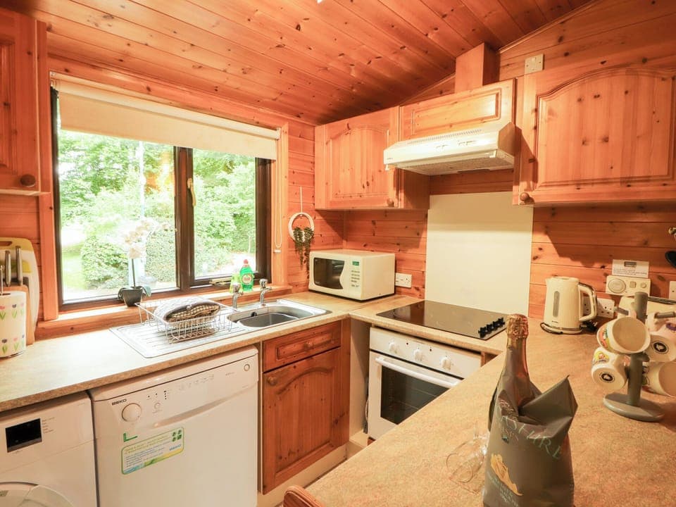 Cottage | Private kitchen | Fridge, dishwasher, cookware/dishes/utensils