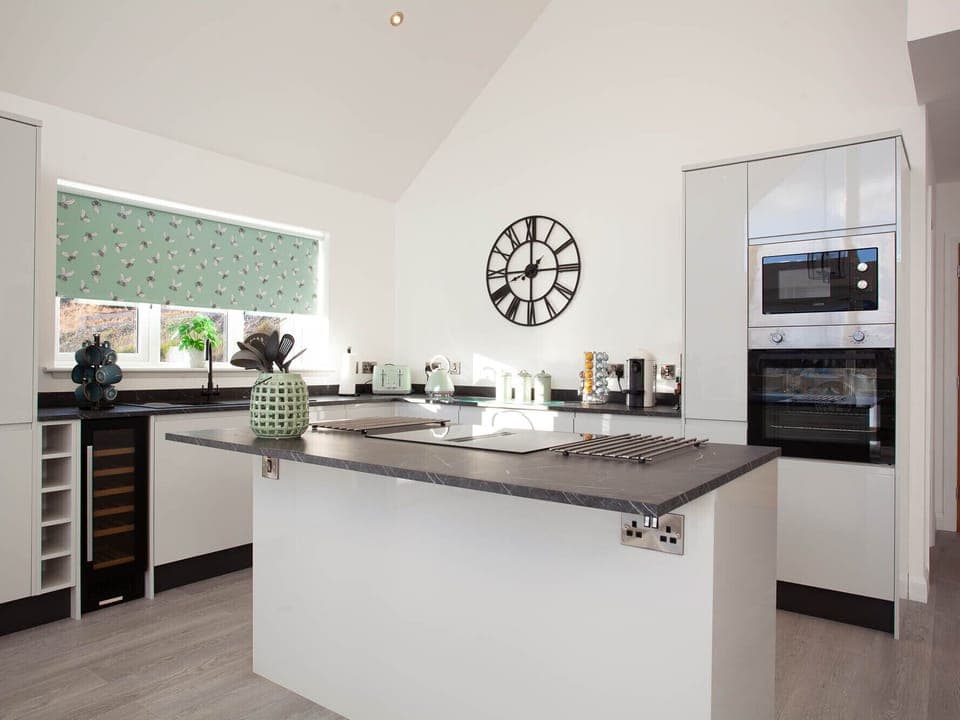 Cottage | Private kitchen | Fridge, dishwasher, electric kettle, toaster