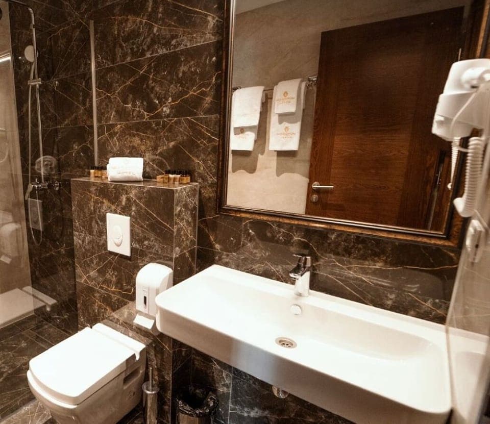 Deluxe Double Room | Bathroom | Hair dryer