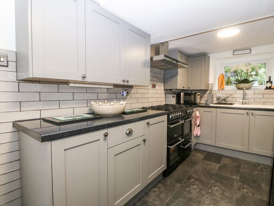 Cottage | Private kitchen | Fridge, electric kettle, toaster, cookware/dishes/utensils