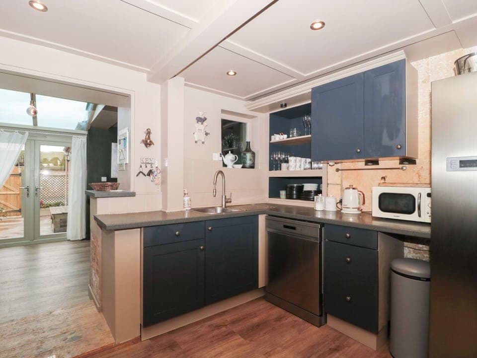 Fridge, dishwasher, cookware/dishes/utensils