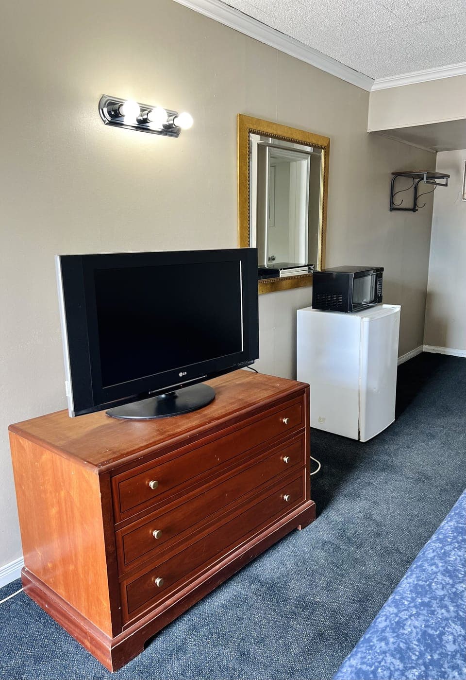 Room, 1 King Bed | Living area | TV