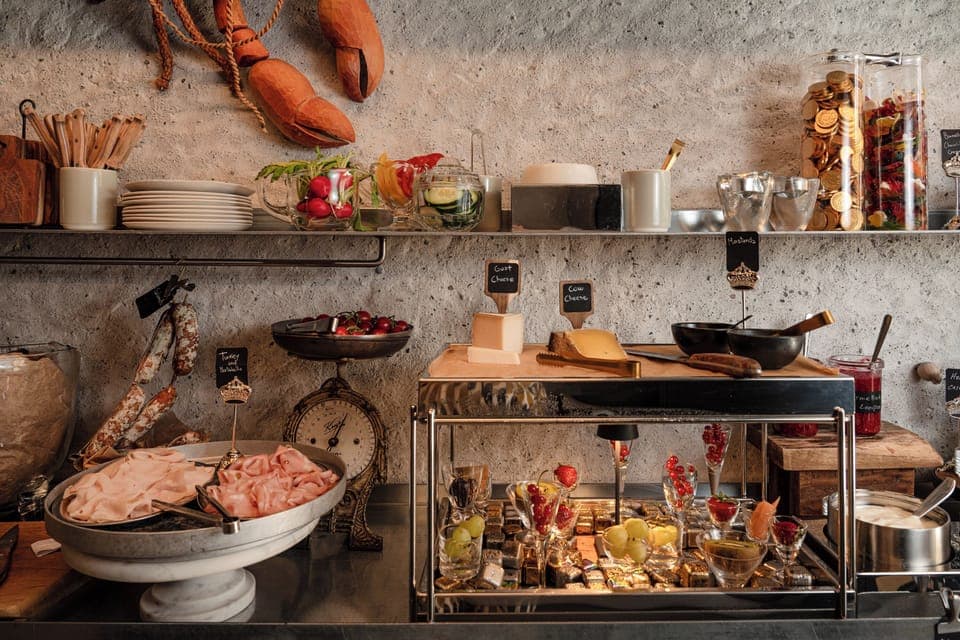 Daily buffet breakfast (CHF 25 per person)