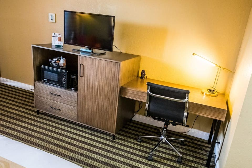 Room, 1 King Bed, Accessible, Non Smoking | Blackout drapes, free cribs/infant beds, free rollaway beds, free WiFi