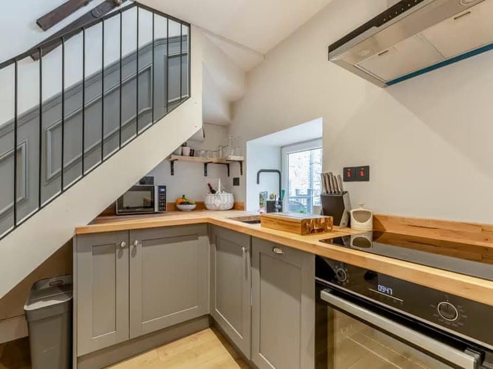 Cottage | Private kitchen | Fridge, microwave, oven, stovetop