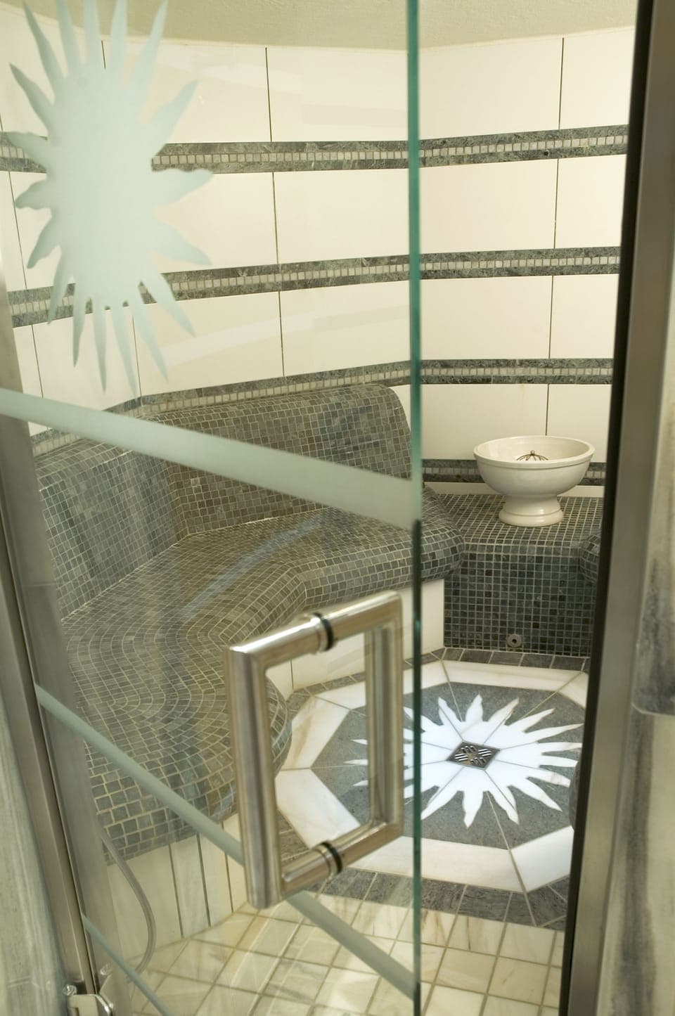 1 treatment room, massages