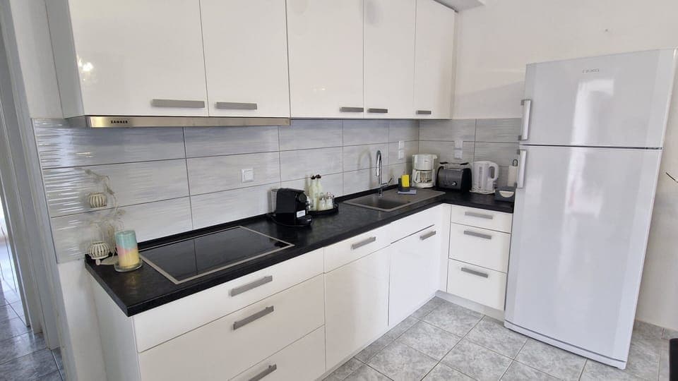 Deluxe Apartment | Private kitchen | Full-size fridge, microwave, oven, stovetop