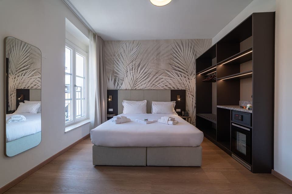 Signature Room | Down comforters, pillowtop beds, minibar, in-room safe