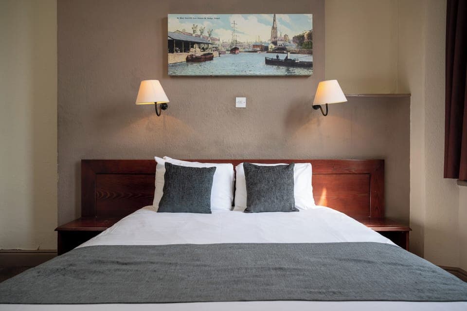 Double Room | Desk, iron/ironing board, free WiFi, bed sheets