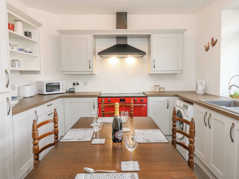 Cottage | Private kitchen | Fridge, dishwasher, electric kettle, toaster