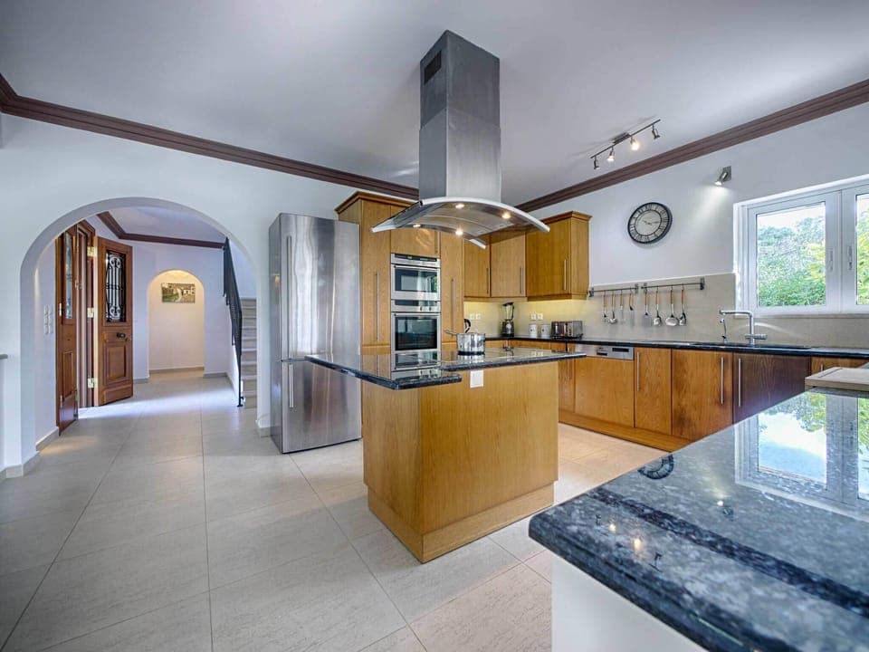 Family Villa | Private kitchen | Full-size fridge, microwave, oven, stovetop