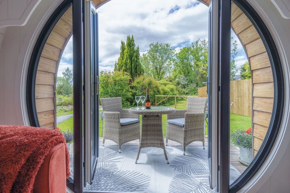 32-inch Smart TV with cable channels, TV