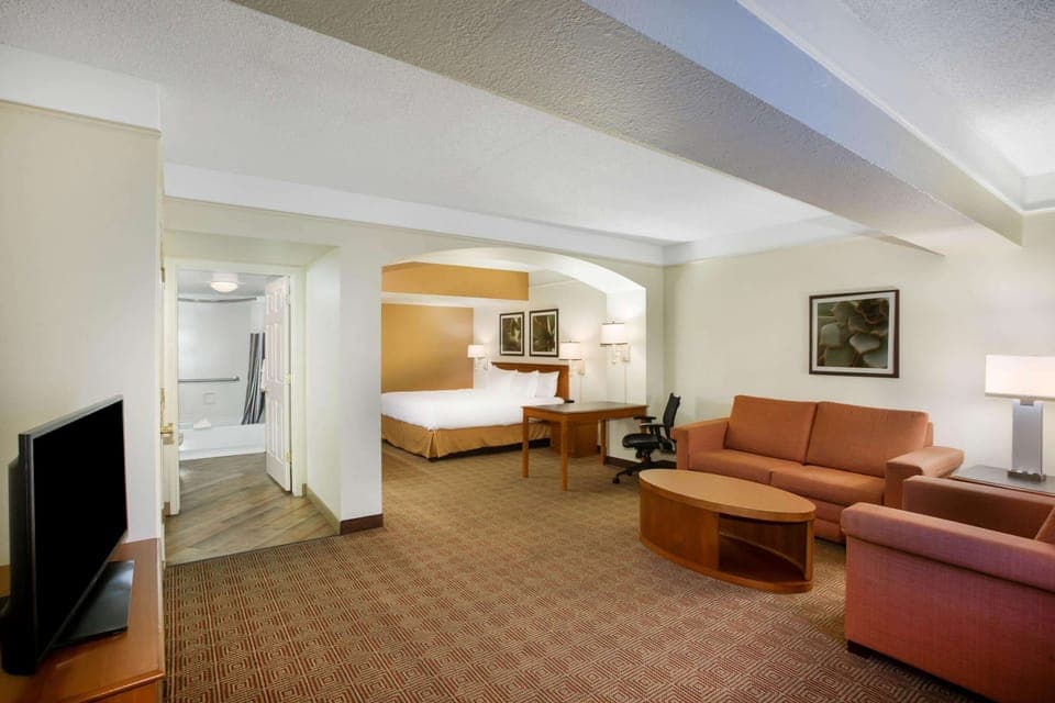 Executive Room, 1 King Bed, Non Smoking | Premium bedding, pillowtop beds, in-room safe, desk