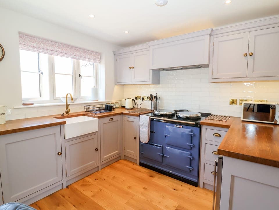 Cottage | Private kitchen | Fridge, dishwasher, electric kettle, toaster