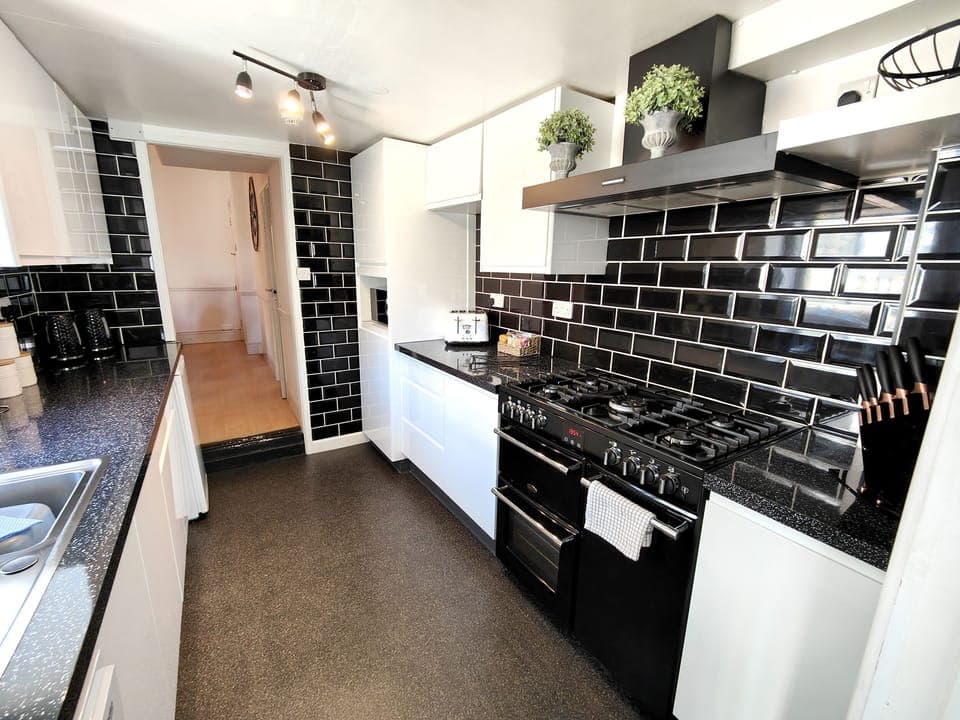 Cottage | Private kitchen | Fridge, dishwasher, electric kettle, toaster