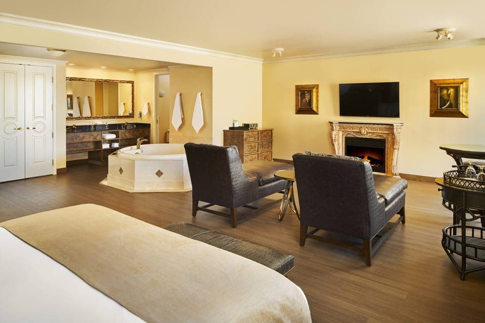 Frette Italian sheets, premium bedding, in-room safe, desk