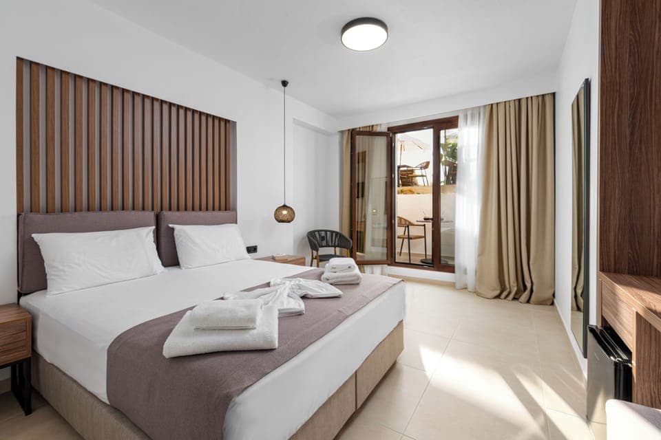 Economy Double Room | Premium bedding, pillowtop beds, in-room safe, soundproofing