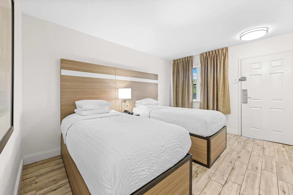 Standard Room, 2 Twin Beds, Non Smoking | Free WiFi, bed sheets