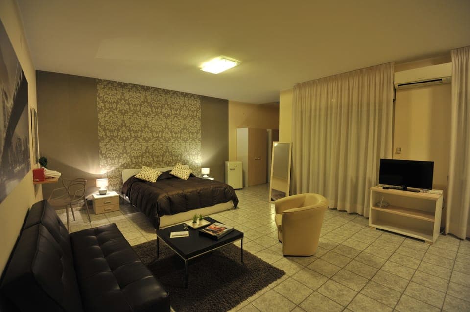 Desk, soundproofing, free WiFi