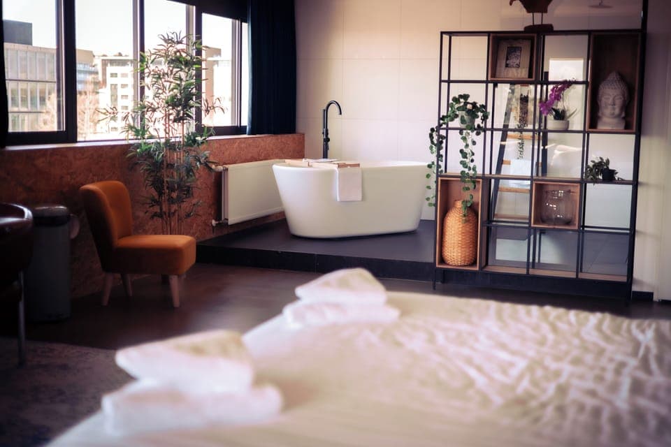 Deluxe Room with bath | Desk, laptop workspace, free WiFi, bed sheets